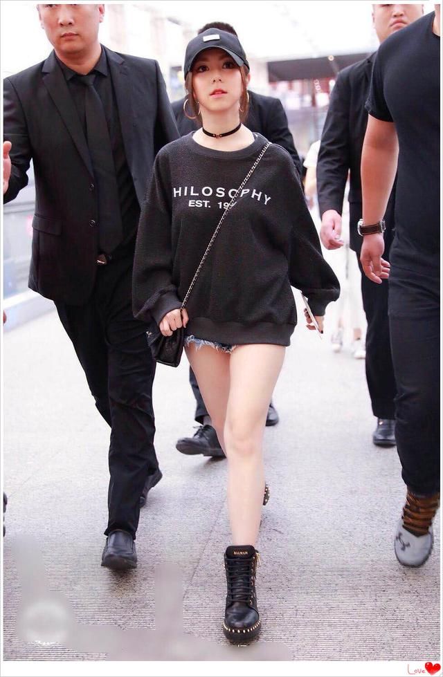 邓紫棋美炸!只是穿了件吊带裙，气质都变高级，网友却吐槽她腿!