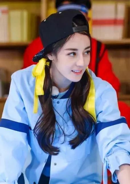 杨幂、热巴都中了这款减龄发型的毒，她们跟风扎萌翻了整个宇宙!