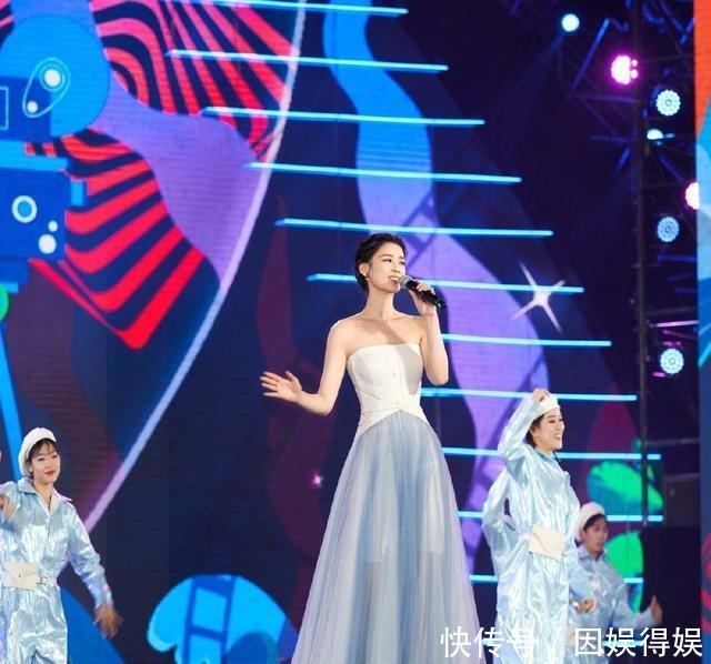  『毛边』路人街拍，小姐姐笑容十分可爱，穿白色毛边牛仔短裤，真心太美了