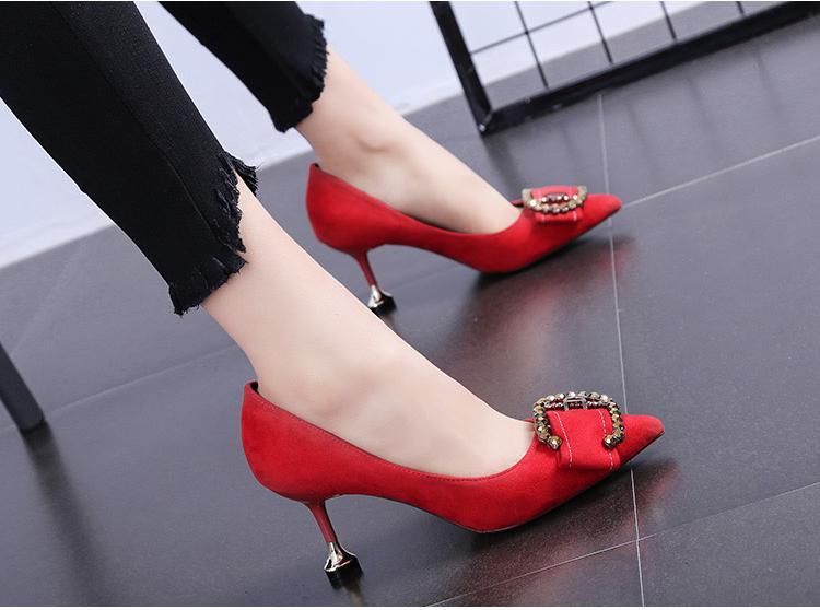 具有古韵味而又不失性感的尖头细跟高跟鞋