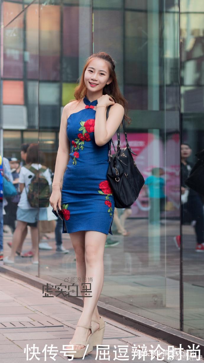 路人街拍:两位小姐姐白的色上衣搭配牛仔短裤,各有各美丽!