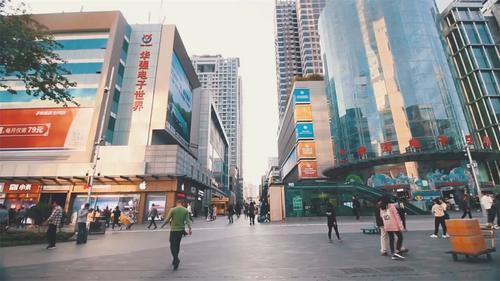 这座靠外地人撑起来的城市，近三分之二都是外地人，不是北上广