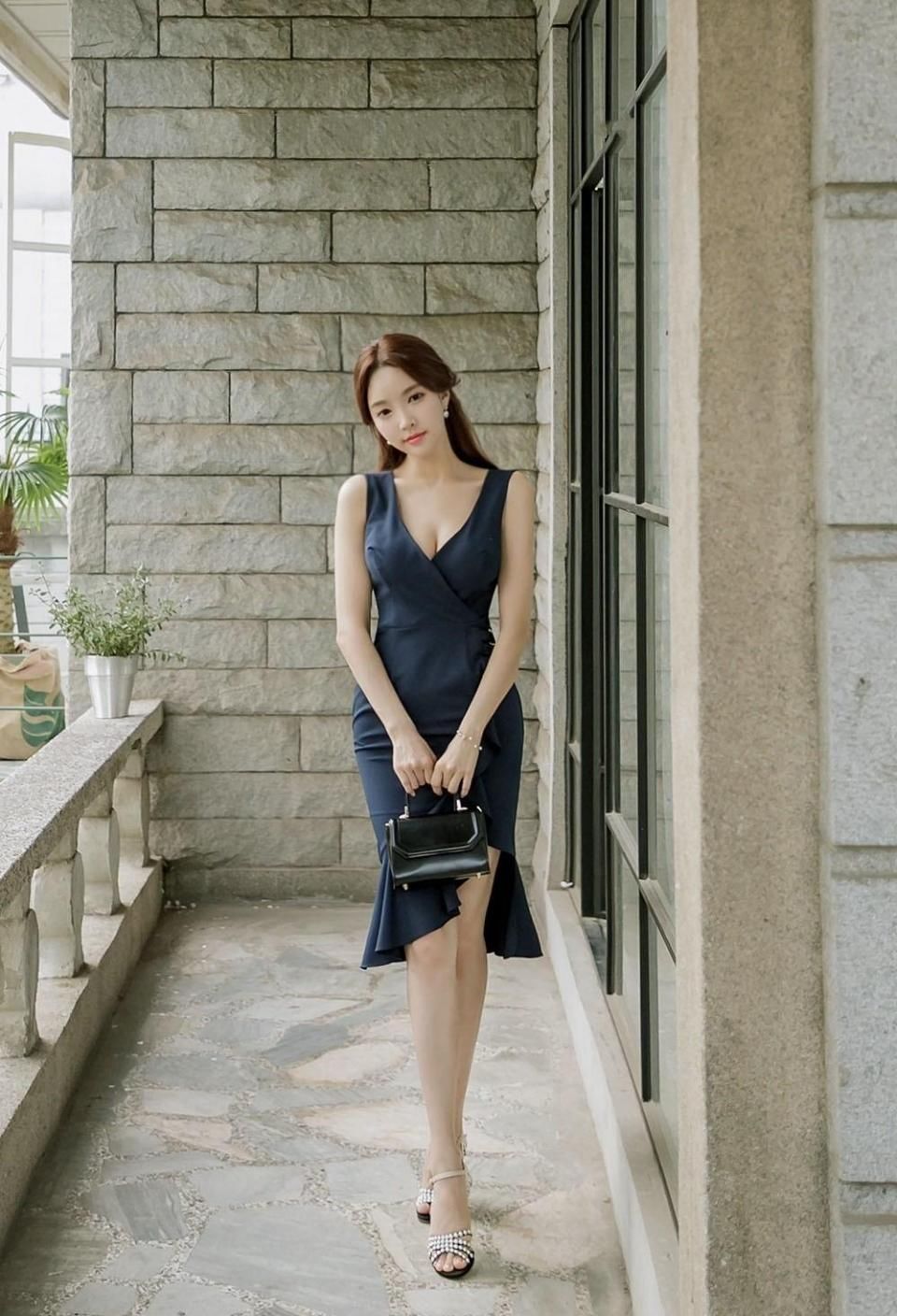 韩国美女身材好气质出众 高跟美腿圆翘臀很诱人