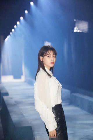 纪梵希女孩孙怡完美演绎知性女人，亮相巴黎时装周实力吸晴！