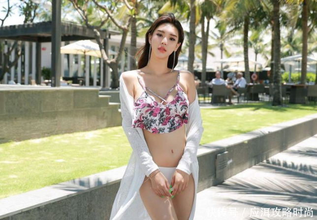 颜值很高比基尼的泳衣美女,前卫时尚,休闲又不失潮流!!