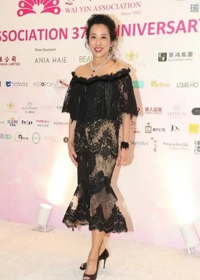  [天生]郭晶晶婆婆真是天生“贵妇脸”，穿卡其色唐装亮相，挡不住贵气感