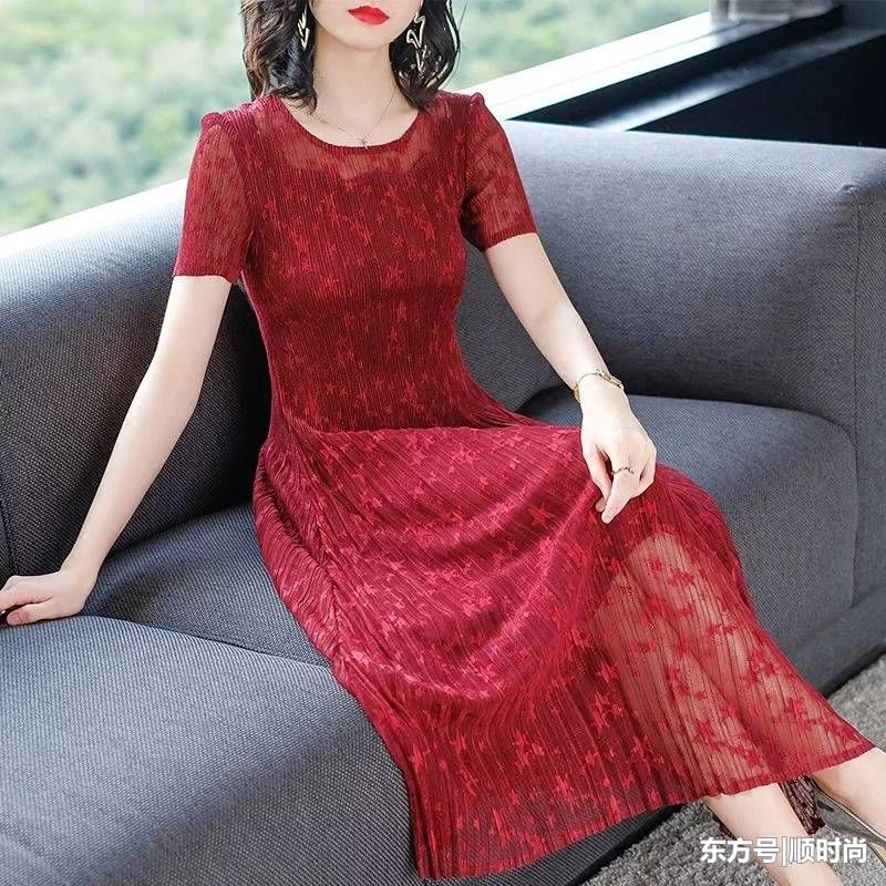 甜美动人的雪纺连衣裙，凸显修长身材比例，美嫩年轻，气质出众