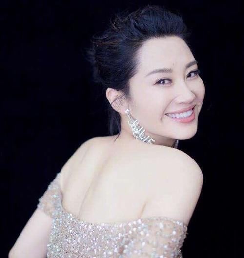 女人：女人过了50岁，如果你有白头发，少留这4种发型，显老没气质