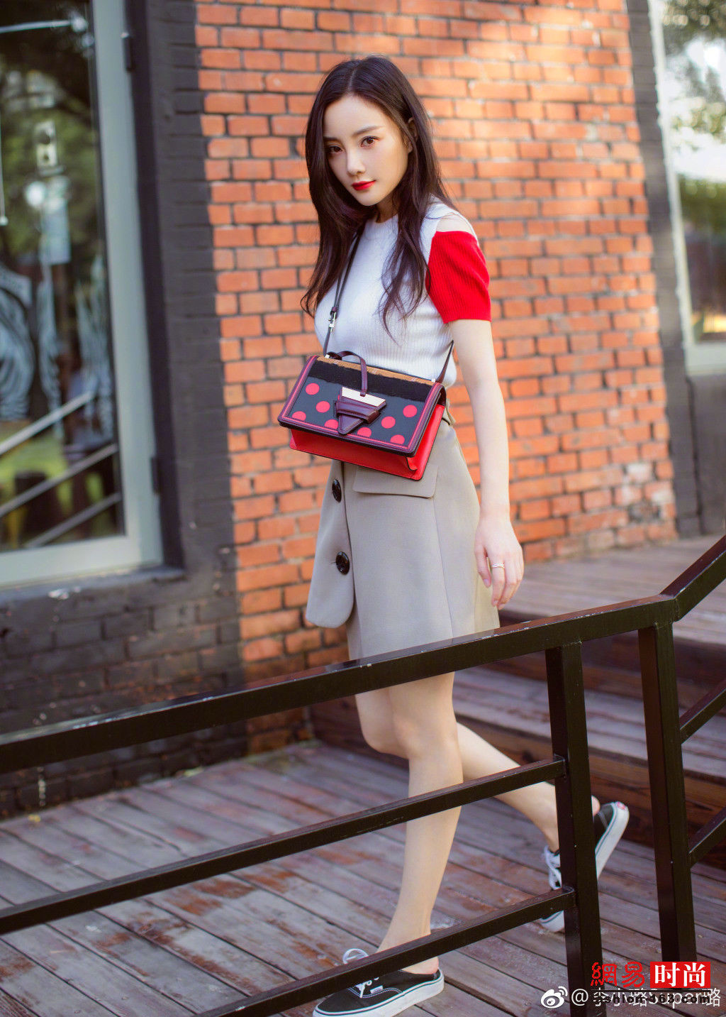 37岁李小璐穿黑色吊带配短裤秀小蛮腰大长腿