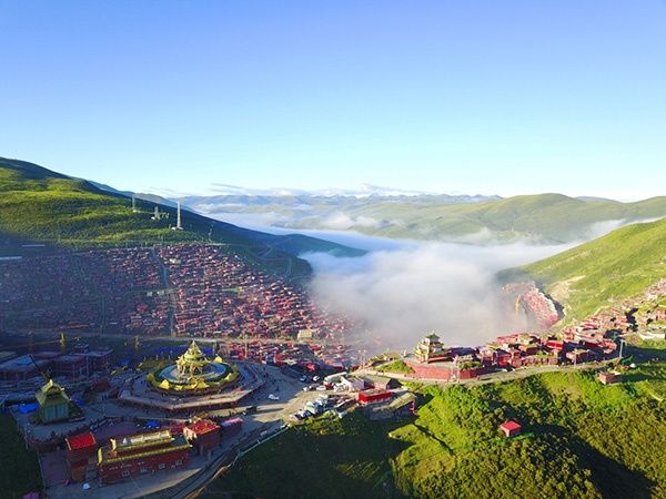 探秘世界最大佛学院,漫山遍野的红色小木屋场面震撼