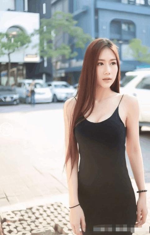 街拍: 美女穿紧身牛仔裤美照, 漂亮大方又吸引人