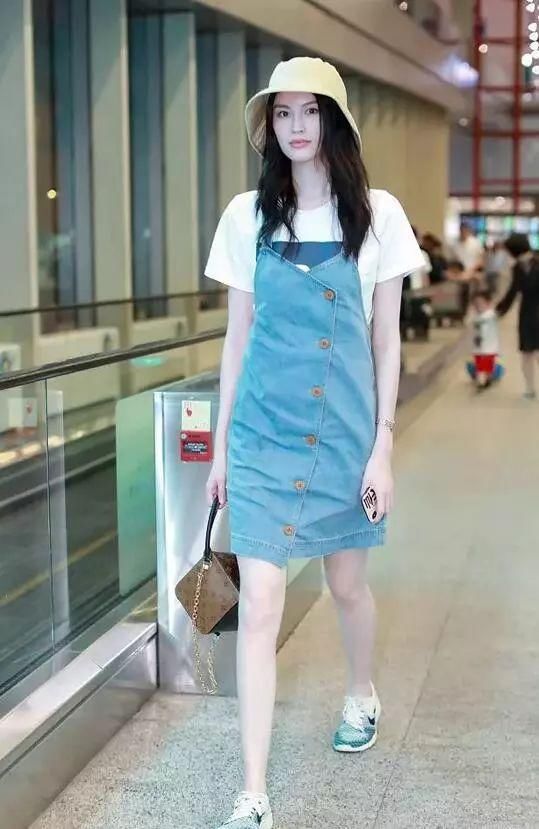 同是机场私服装，唐嫣宋茜长裤像拖地，韩雪佟丽娅短裙似走红毯