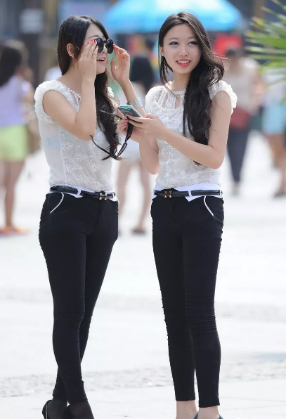 街拍黑色紧身裤修长美腿高跟姐妹花