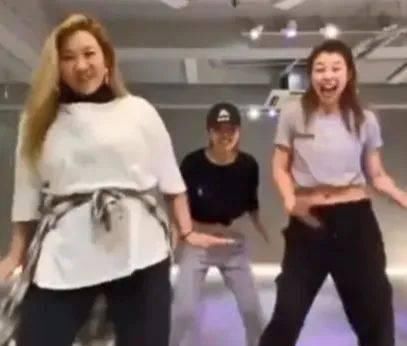  「看起来」胖女孩郑欣宜在家里练舞，180斤依然美丽的信心，全身坠肉更看起来美丽动人！