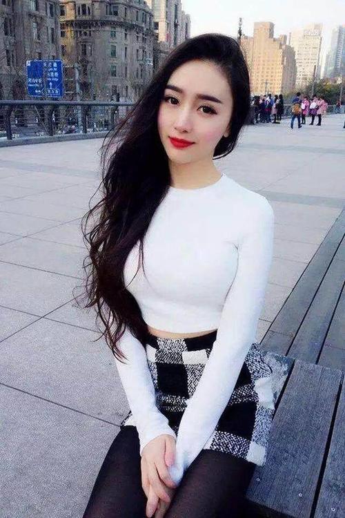 街拍:女神不仅要颜值好,还要有性感曲线好身材!