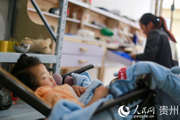  「作坊」贵州黔西：驻村干部领进门 家庭作坊助脱贫