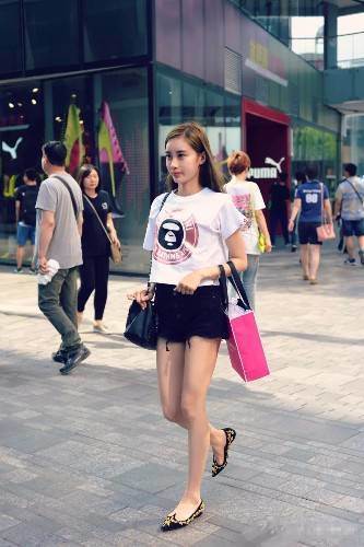 路人街拍，美女穿露脐装清凉又性感，气场强大，令人惊艳！