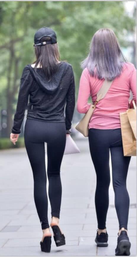 两时尚小姐姐紧身裤够勾勒迷人曲线出街她更胜一筹,原来赢在这里