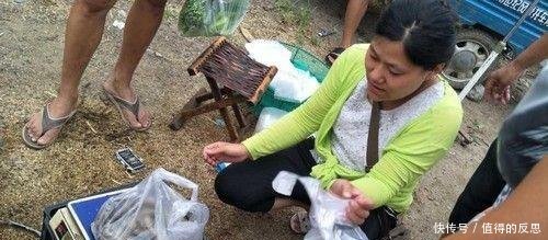  [明虾]农村集市上的稀罕物25块钱一斤 刚出摊就卖了100多斤！