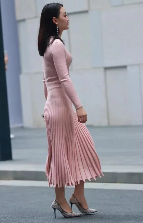 性感小姐姐紧身长裙尽显时尚气息，网友：这身材太棒了