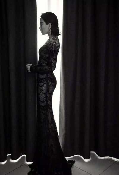 马苏这是得罪了造型师，裙子上面分三节，所有的缺点都暴露了！