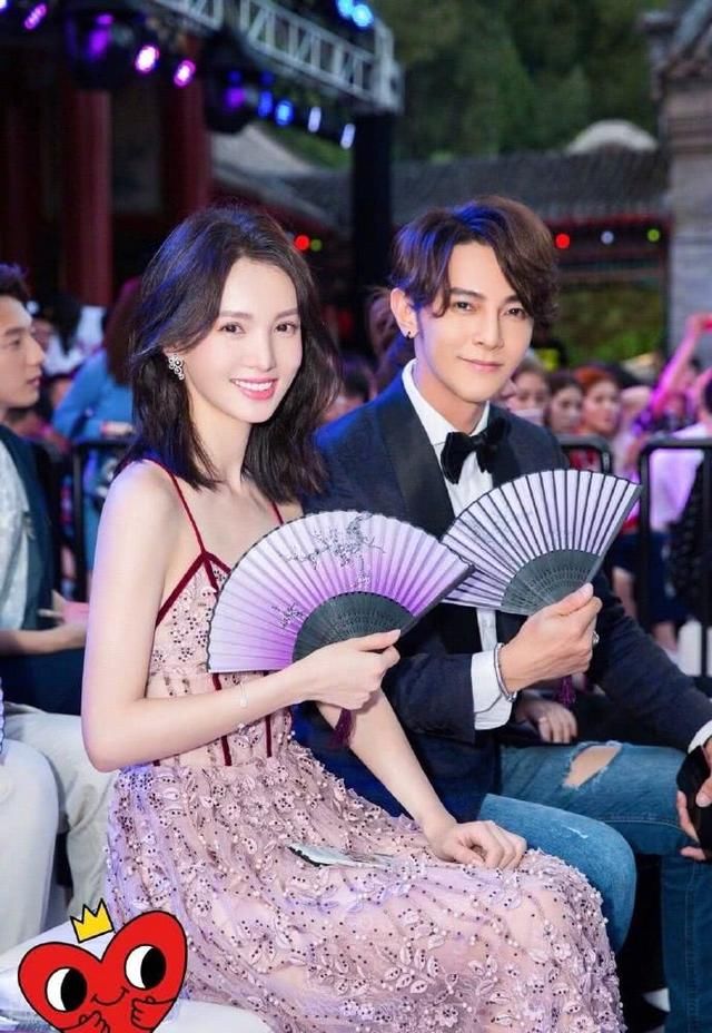 金晨厉害了！裙子全靠“两根绳子”撑着，转身时却让观众脸红了！