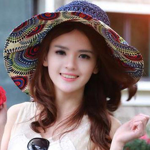 七月天，爱美的美女都有一款洋气帽子，轻松塑造柔情女神范