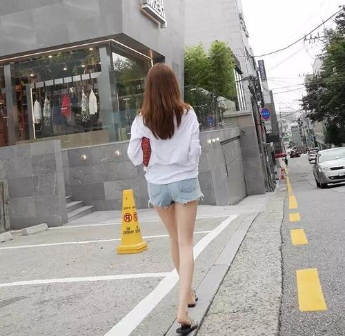 身材窈窕的热裤美女，冷艳高贵，秀出迷人的腰身！