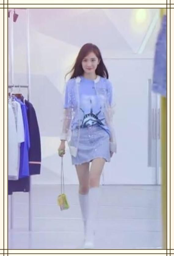 杨幂就是杨幂！塑料雨衣都能穿出超模范，网友：带货女王果然厉害