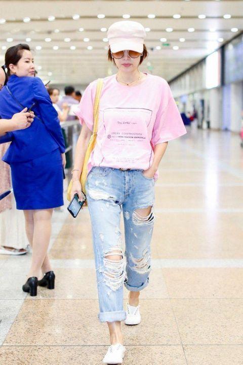 42岁马伊琍穿22岁衣服,一双手更引人注目,网友:手控受不了