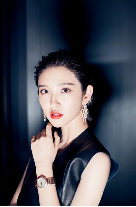 唐艺昕真厉害！透明鞋+小香风连衣裙，网友：一般人还真不敢穿