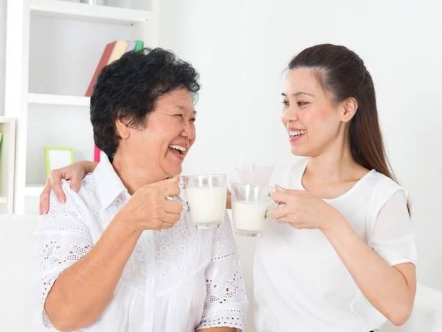  「女性」女人易“骨脆”，3个时期钙易严重流失，看看自己有无中招