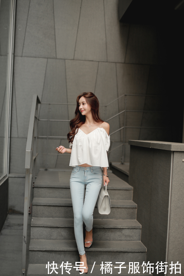 牛仔裤美女，穿衣简单优雅有气场，网友：女神！