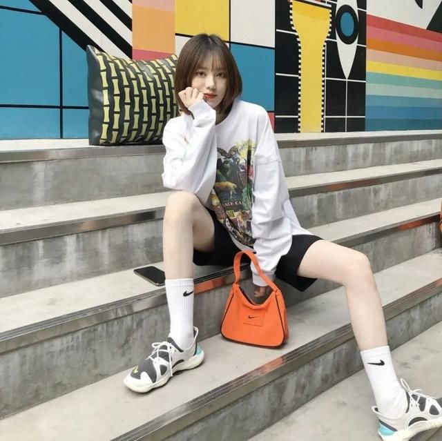  [时髦]没想到袜子也能穿得这么时髦！