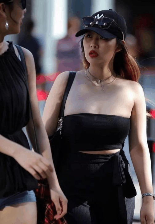 街拍: 80后辣妈的韵味, 一般女生不会有