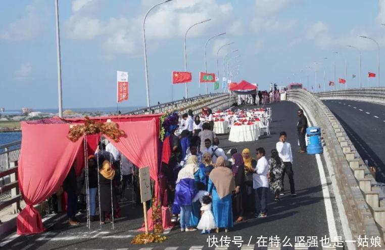 亚洲最小的国家，但是多次帮助我国，为报恩我国帮其建造跨海大桥