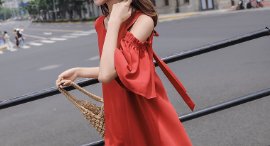 50岁的婆婆，真会打扮!都穿连衣裙和小衫，搭配高跟鞋，太美嫩