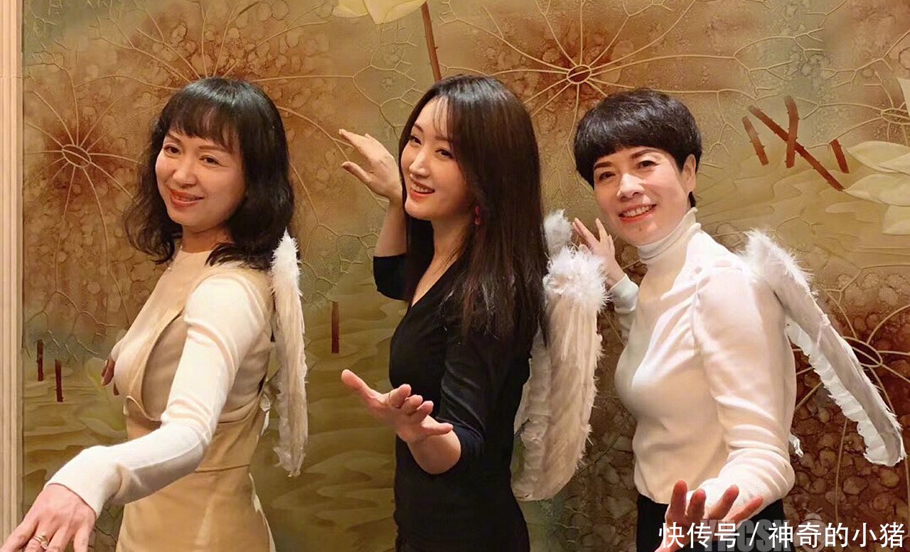  「杨钰莹」杨钰莹现身深圳外国语学校云课堂，教唱《我在春天等你》，好暖人