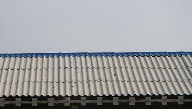  房子|农村还有人敢用石棉瓦做屋顶？看到它藏在里面，才知道危害