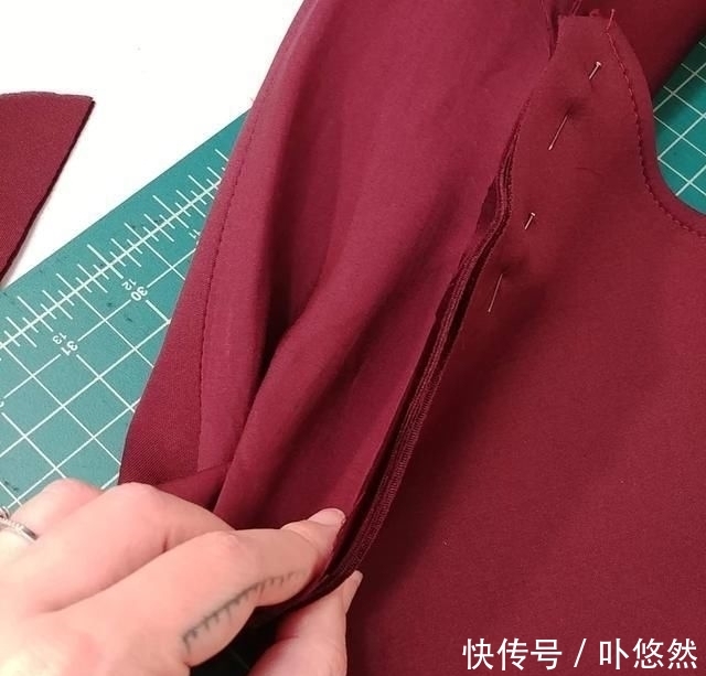  『添加』礼服这样设计才独具一格，原来是从胸前添加褶皱，更加立体有质感