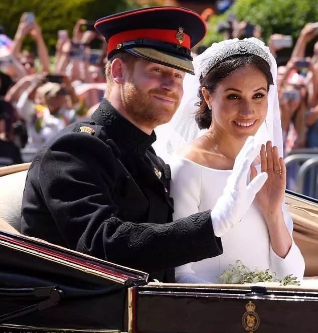 正牌王妃撞衫“绿茶情妇”？英国网友又开始八卦了...