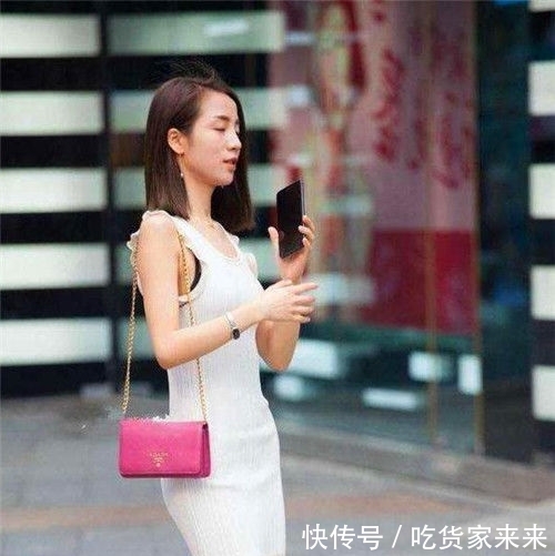 「简洁」街拍:齐肩短发的小美女,白色长裙配黑色高跟鞋,简洁又素雅