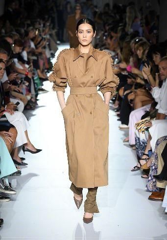 米兰时装周，大表姐刘雯这件驼色风衣气场太强大了，媲美欧美超模