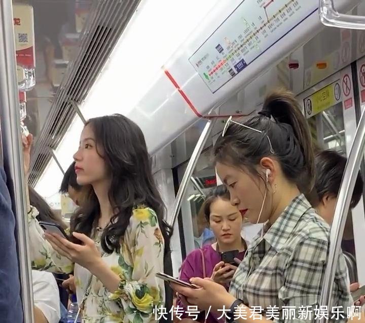  连体@地铁偶遇穿着连体裤的美女，颜值出众，尽显青春气息