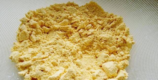  『饵料』我不知道用什么鱼饵钓大鱼。试试这个自制的诱饵，大鱼正争先恐后地吃它
