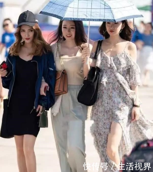 『气质』街拍气质清新的美女,一件黑色上衣配牛仔阔腿裤,气质唯美身姿
