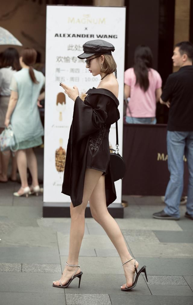 街拍，一看就很有气场的姐妹，穿搭清爽自然，尽显时尚风采