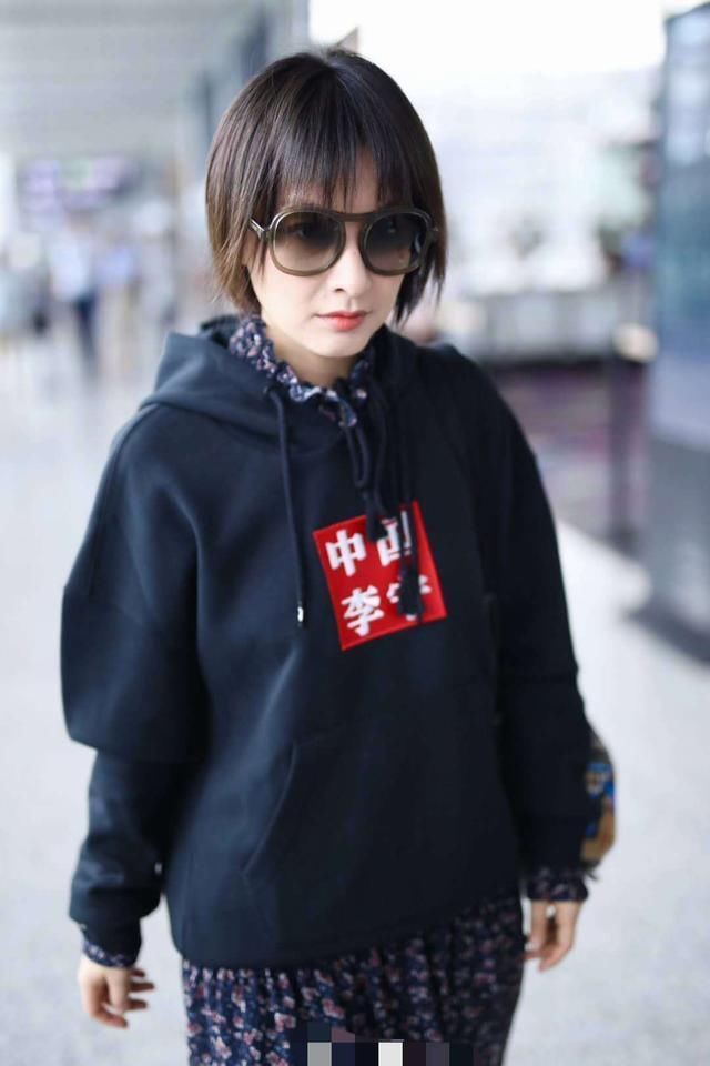 背带裤粉帽子的吴昕满满少女感，就是这双腿太出戏了