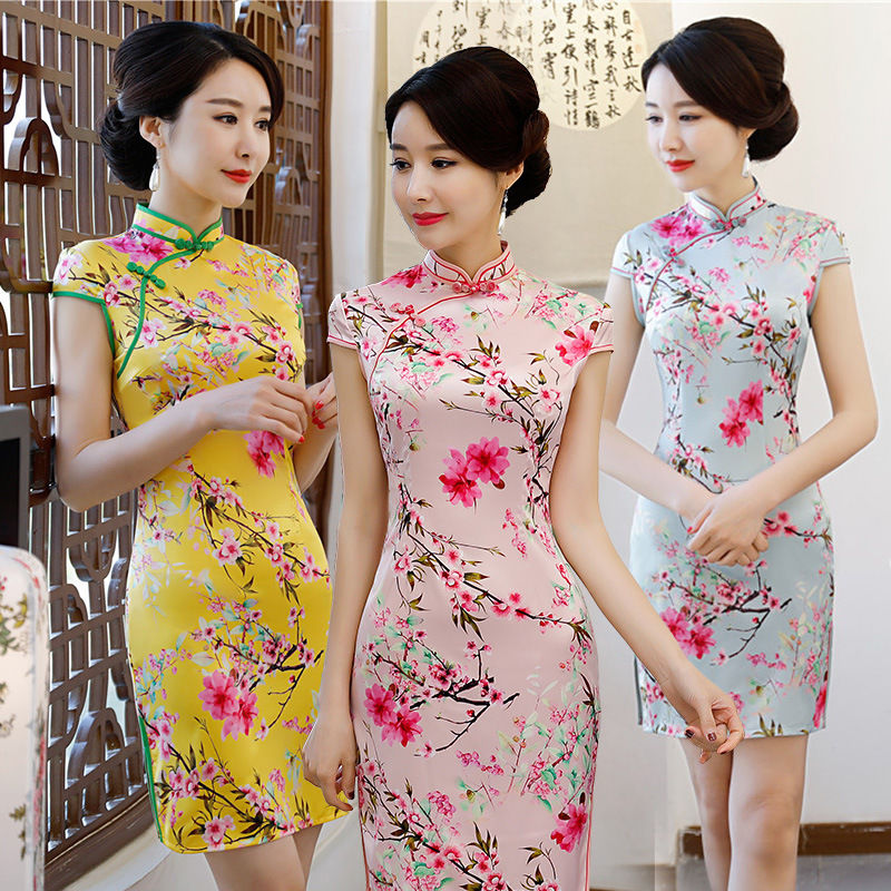 这么穿旗袍的女人，不可多见!婀娜的身姿，配，一抹淡妆容，甚美