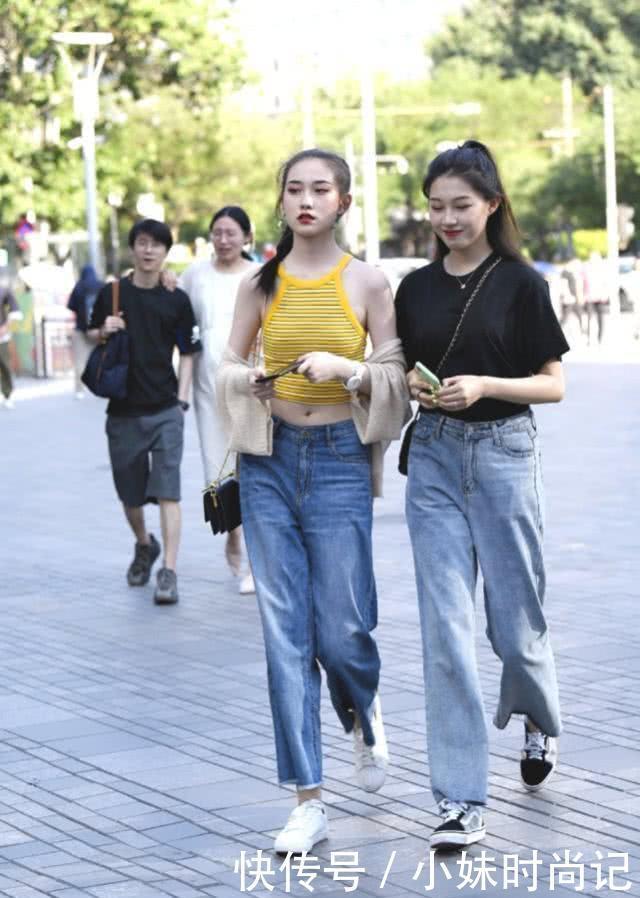 清爽：街拍：牛仔裤显最美最炫的街头风,给人清爽又落落大方的感觉